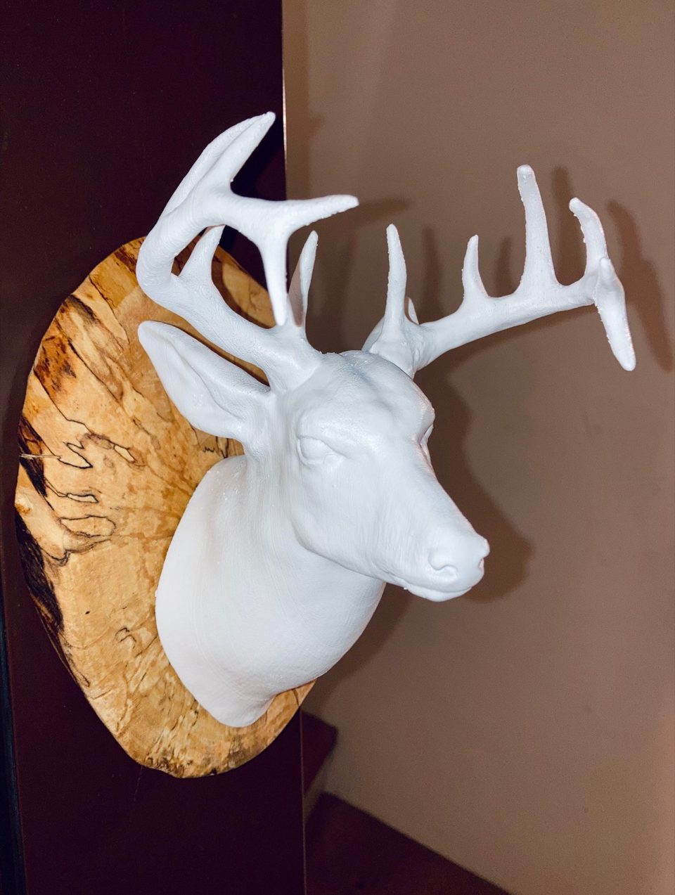 Handgefertigte Hirsch-Skulptur auf Holzsockel